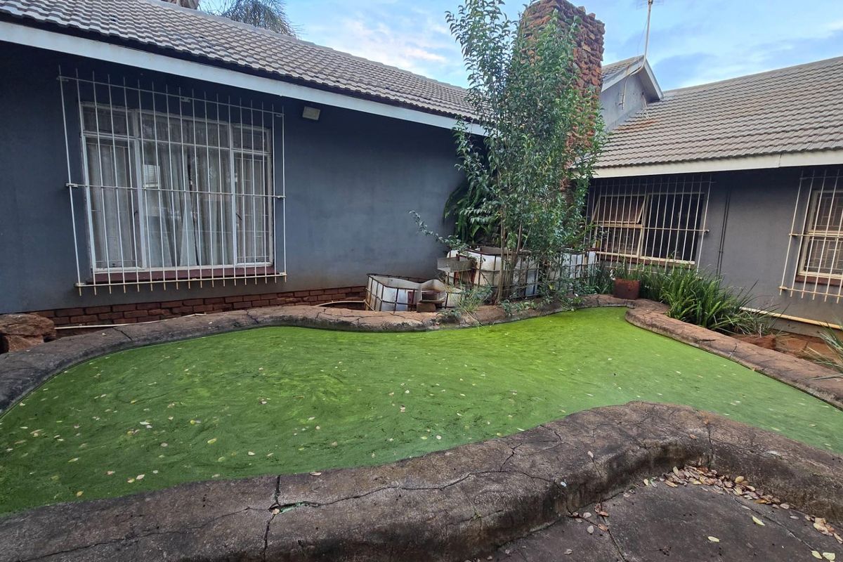 Expansive 2,683sqm Corner Property with Income Potential and Ultimate Entertainment Appeal! - Photo 3