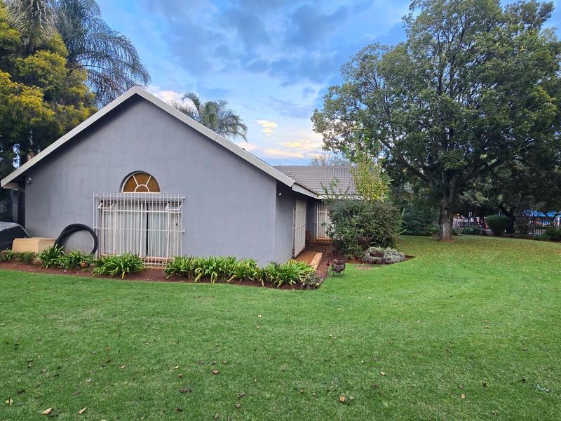 Expansive 2,683sqm Corner Property with Income Potential and Ultimate Entertainment Appeal! - Photo 2