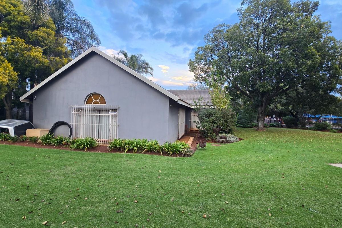 Expansive 2,683sqm Corner Property with Income Potential and Ultimate Entertainment Appeal! - Photo 2