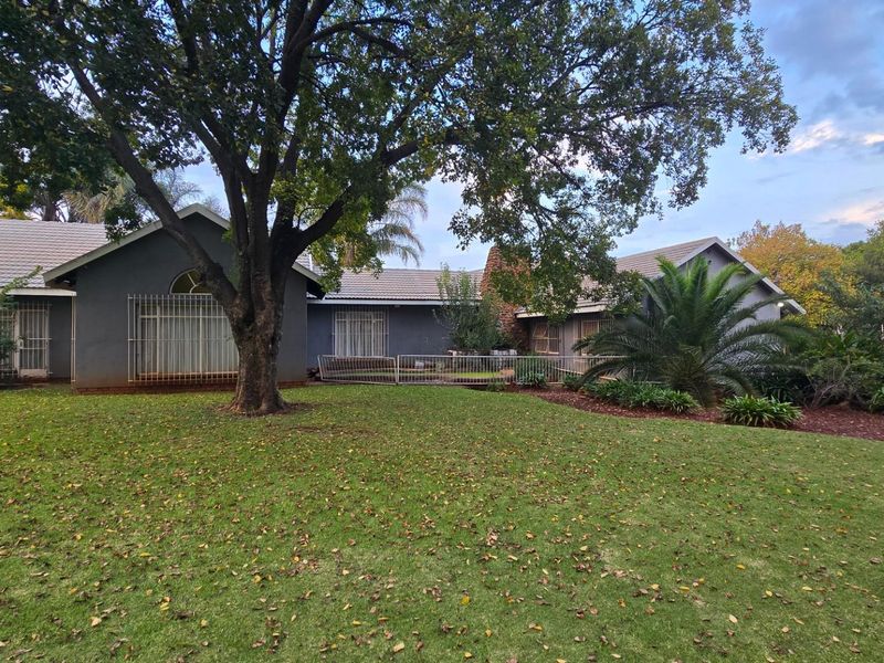 Expansive 2,683sqm Corner Property with Income Potential and Ultimate Entertainment Appeal! - Photo 1