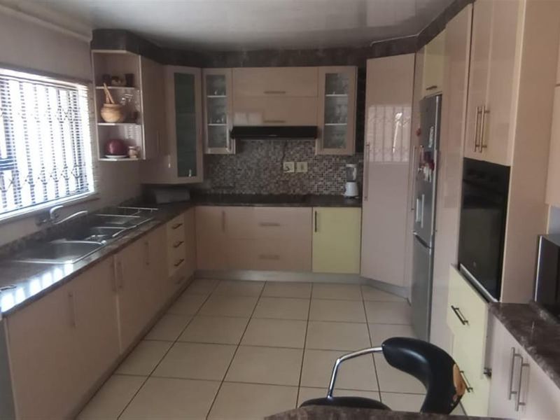 House For Sale in Meadowlands, Soweto - Photo 6