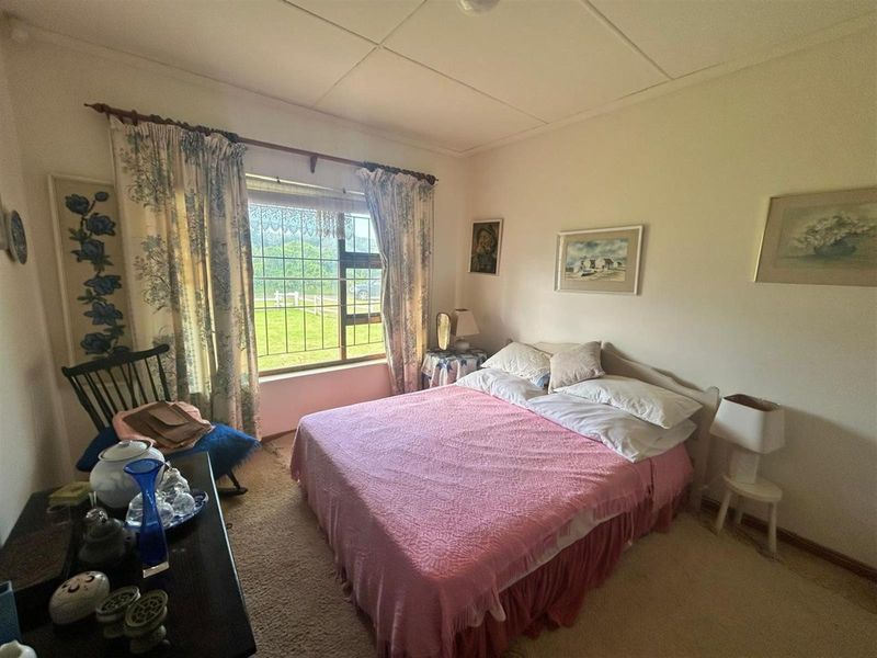 Spacious Family Living on a Corner Plot in Sunrise-on-Sea - Photo 7