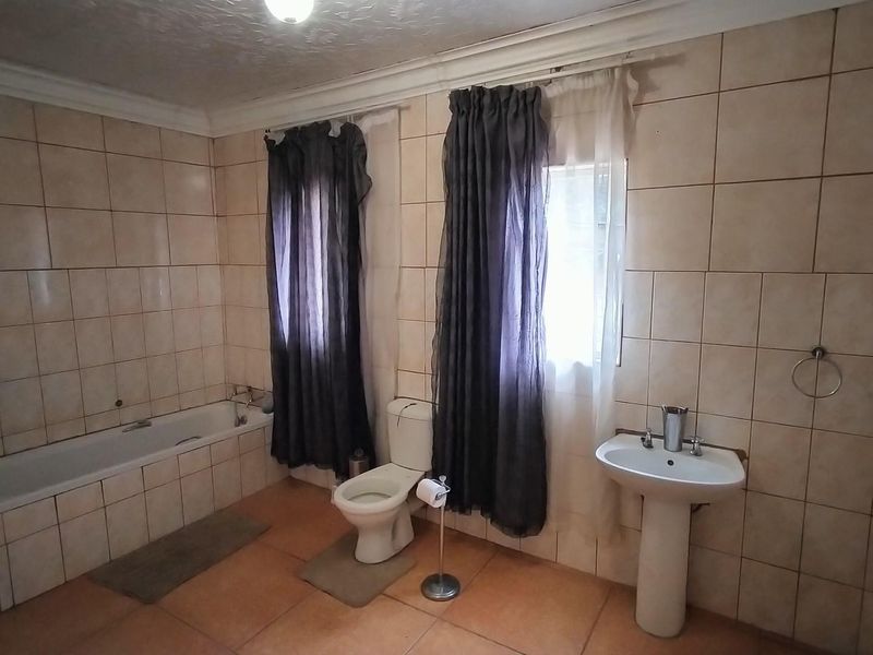 Modern low maintenance up for grabs - Photo 10