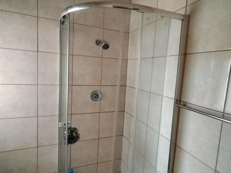 Modern low maintenance up for grabs - Photo 9