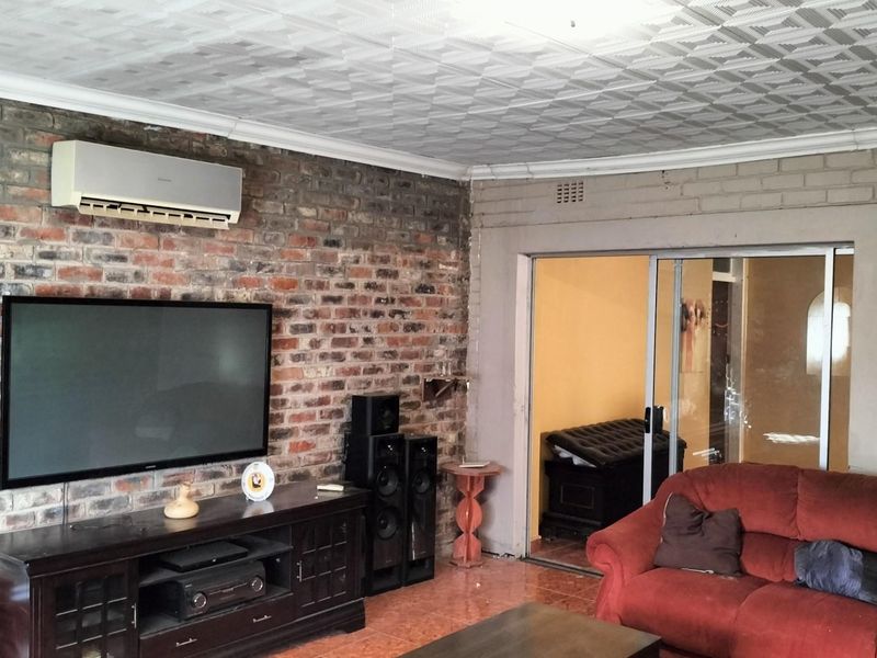 Modern low maintenance up for grabs - Photo 3