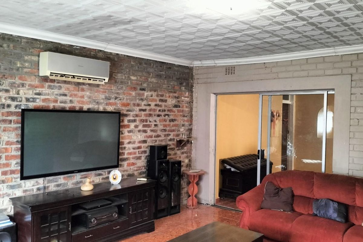 Modern low maintenance up for grabs - Photo 3