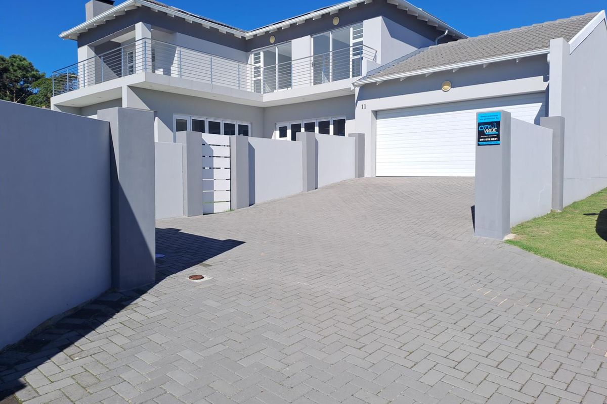 Luxurious Freehold Townhouse with Stunning views - Photo 2