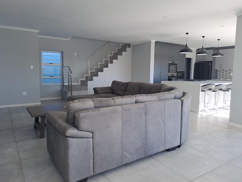 Luxurious Freehold Townhouse with Stunning views - Photo 5