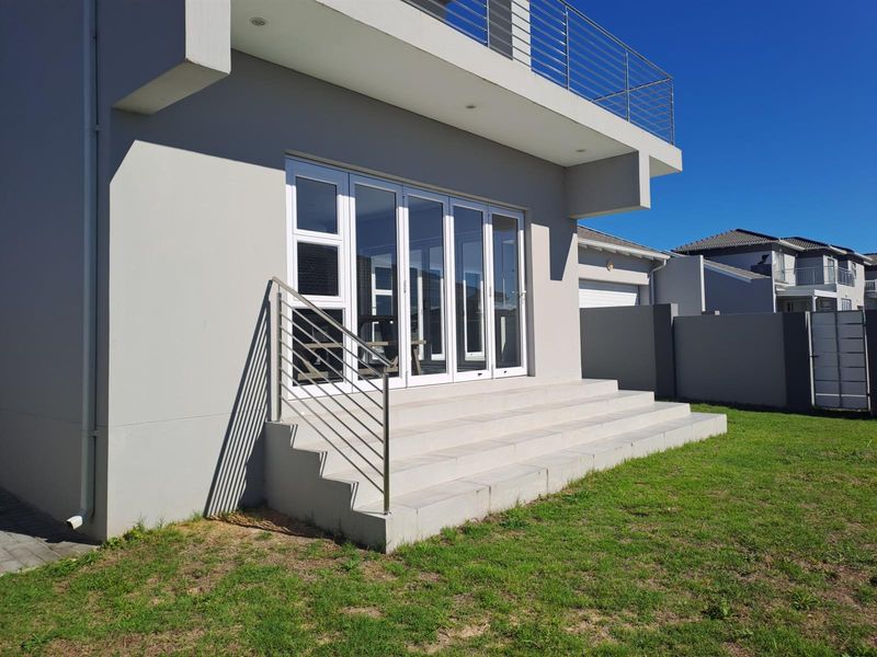 Luxurious Freehold Townhouse with Stunning views - Photo 3