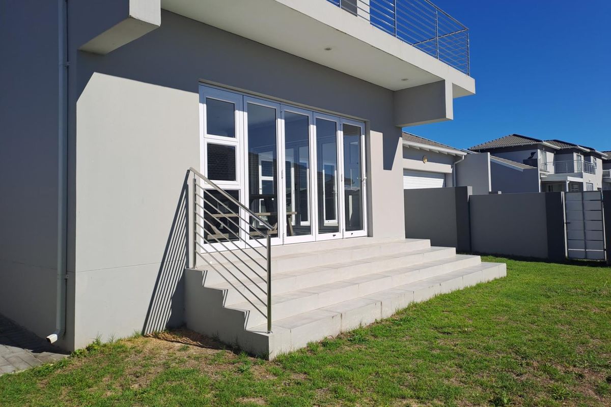 Luxurious Freehold Townhouse with Stunning views - Photo 4