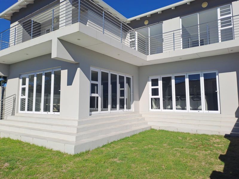 Luxurious Freehold Townhouse with Stunning views - Photo 2