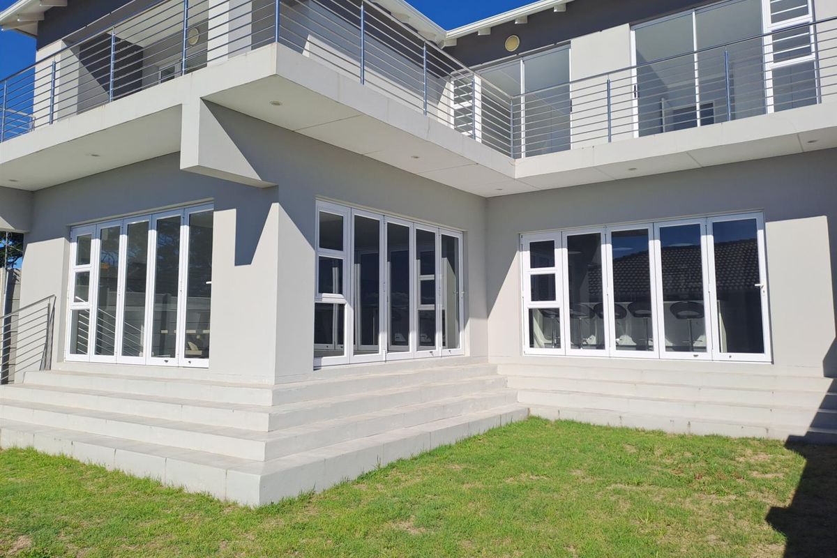 Luxurious Freehold Townhouse with Stunning views - Photo 3