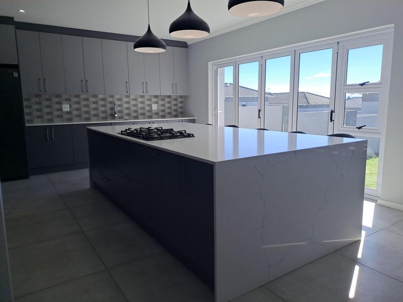 Luxurious Freehold Townhouse with Stunning views - Photo 10