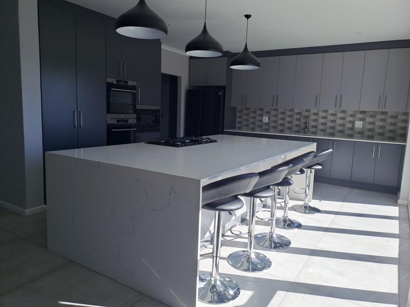 Luxurious Freehold Townhouse with Stunning views - Photo 6