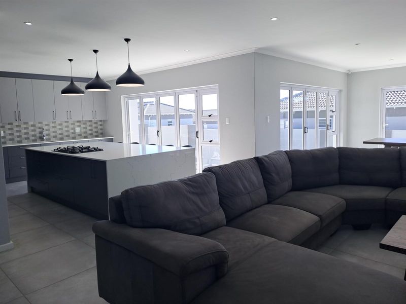 Luxurious Freehold Townhouse with Stunning views - Photo 7