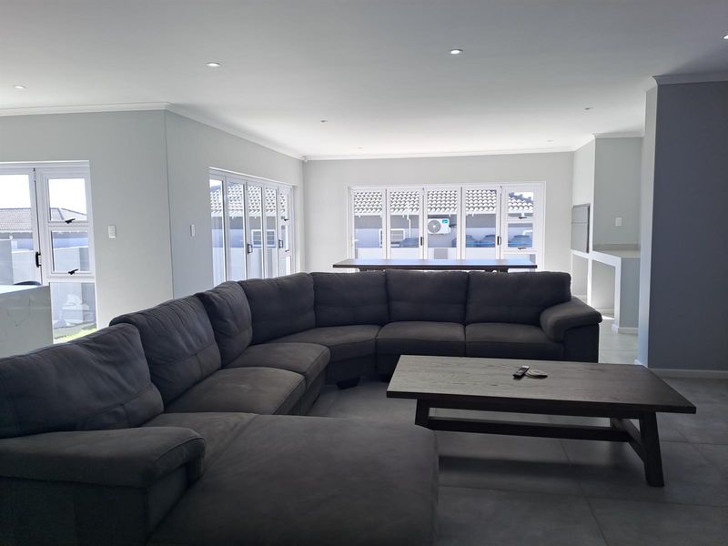 Luxurious Freehold Townhouse with Stunning views - Photo 8