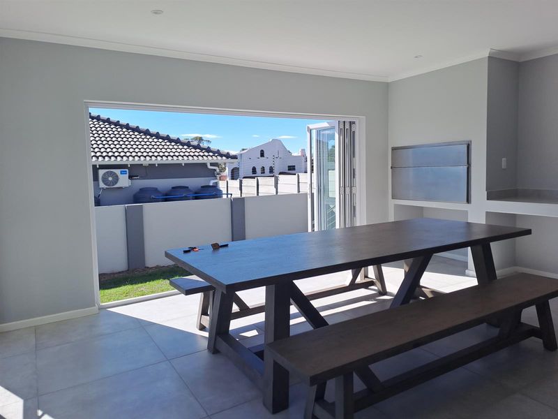 Luxurious Freehold Townhouse with Stunning views - Photo 4