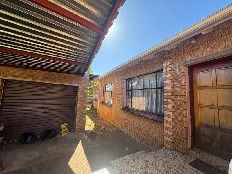 4-Bedroom House with Flatlet For Sale in Sunnyridge, Newcastle, KwaZulu Natal - Photo 7
