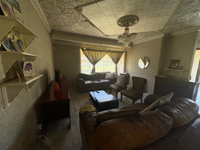 4-Bedroom House with Flatlet For Sale in Sunnyridge, Newcastle, KwaZulu Natal - Photo 10