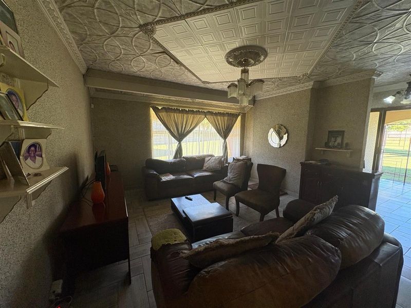 4-Bedroom House with Flatlet For Sale in Sunnyridge, Newcastle, KwaZulu Natal - Photo 9