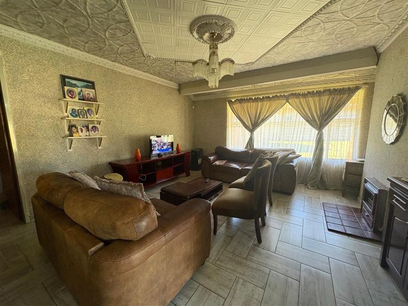 4-Bedroom House with Flatlet For Sale in Sunnyridge, Newcastle, KwaZulu Natal - Photo 8