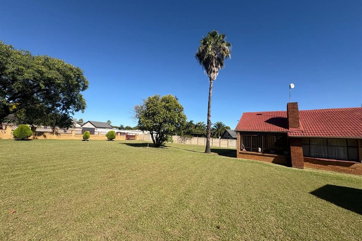 4-Bedroom House with Flatlet For Sale in Sunnyridge, Newcastle, KwaZulu Natal - Photo 3