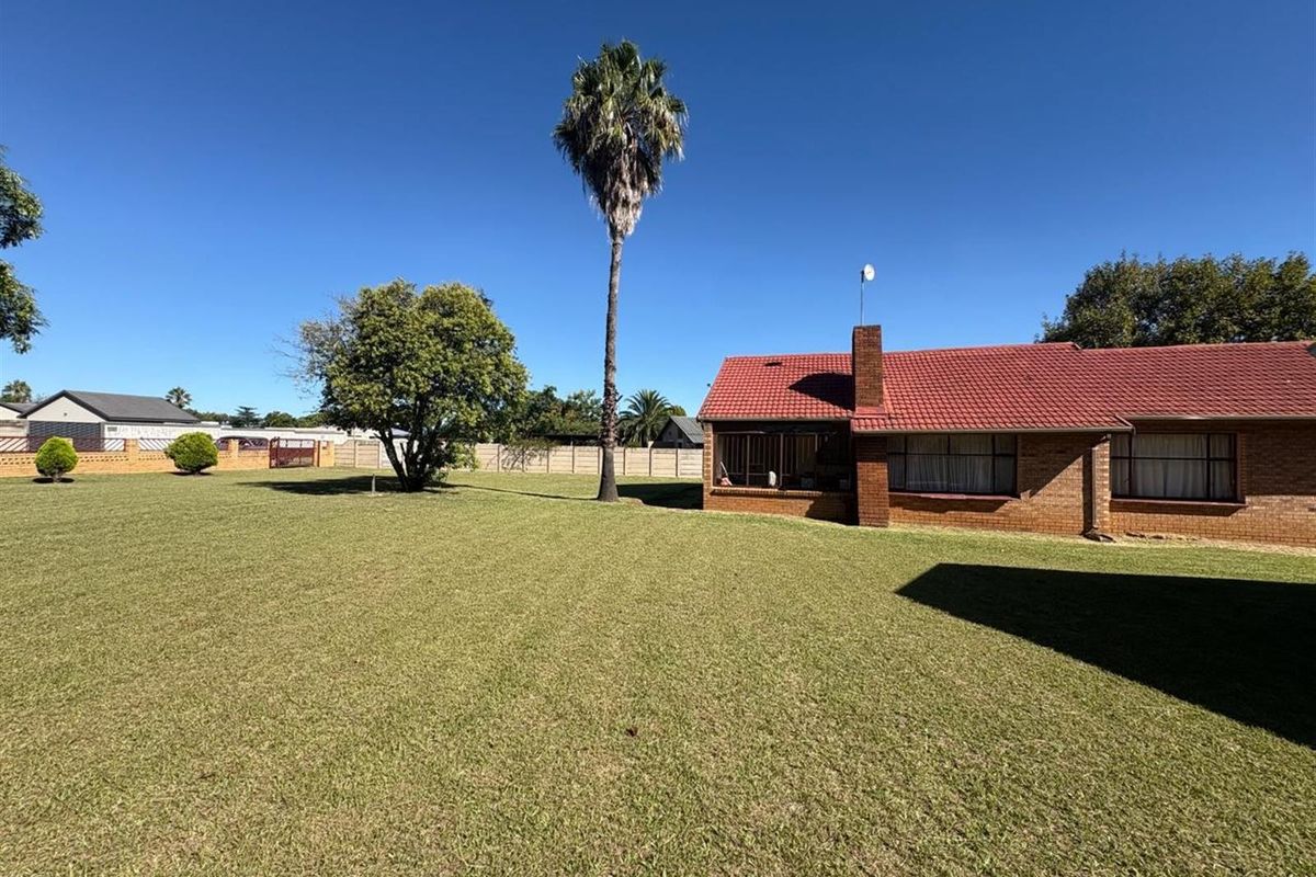 4-Bedroom House with Flatlet For Sale in Sunnyridge, Newcastle, KwaZulu Natal - Photo 2