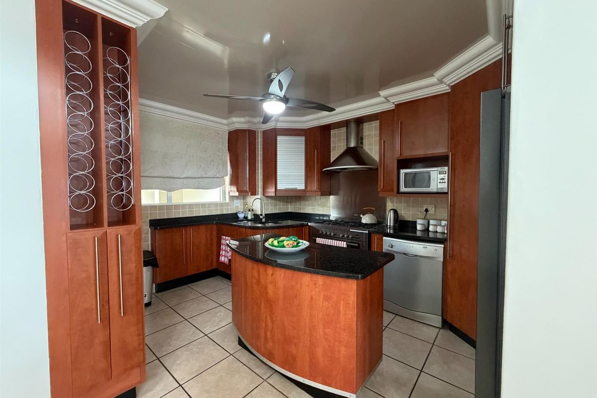 Exclusive Beachfront Living with Panoramic Ocean View - Photo 3