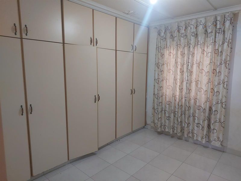 3 Bedroom House For Grabs In Phoenix - Photo 6