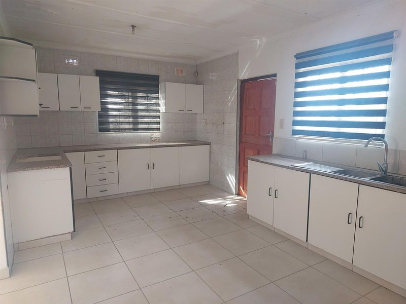 3 Bedroom House For Grabs In Phoenix - Photo 3