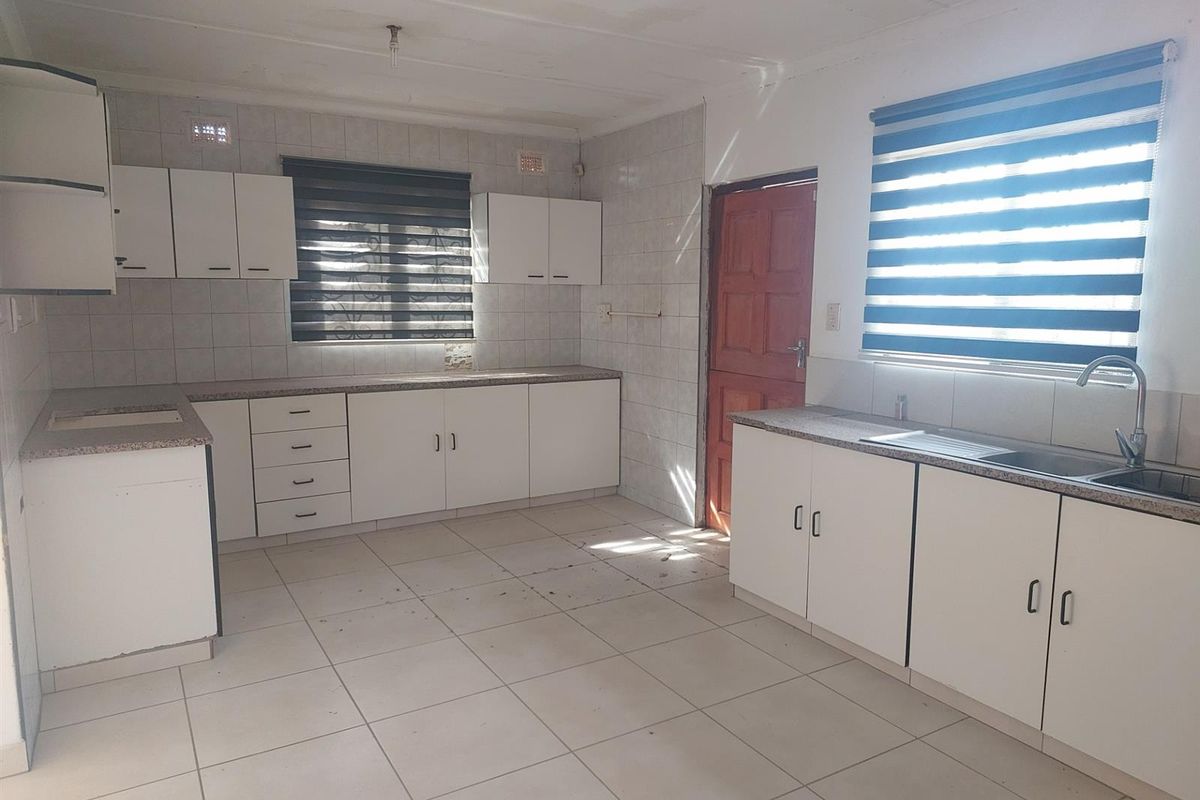 3 Bedroom House For Grabs In Phoenix - Photo 3