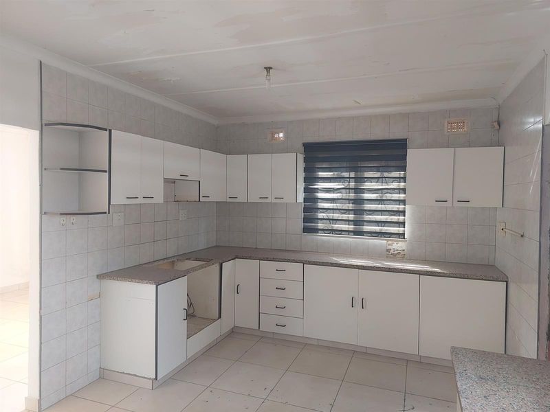 3 Bedroom House For Grabs In Phoenix - Photo 4