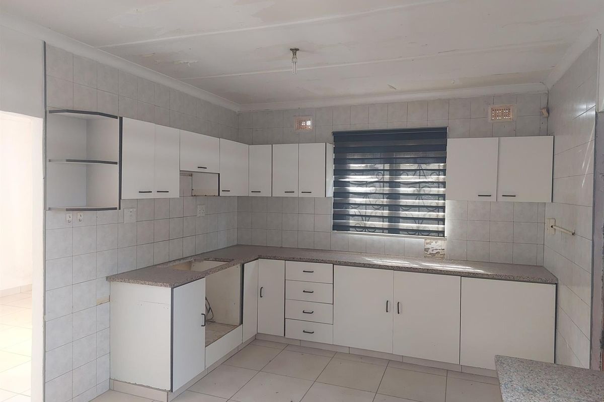 3 Bedroom House For Grabs In Phoenix - Photo 4