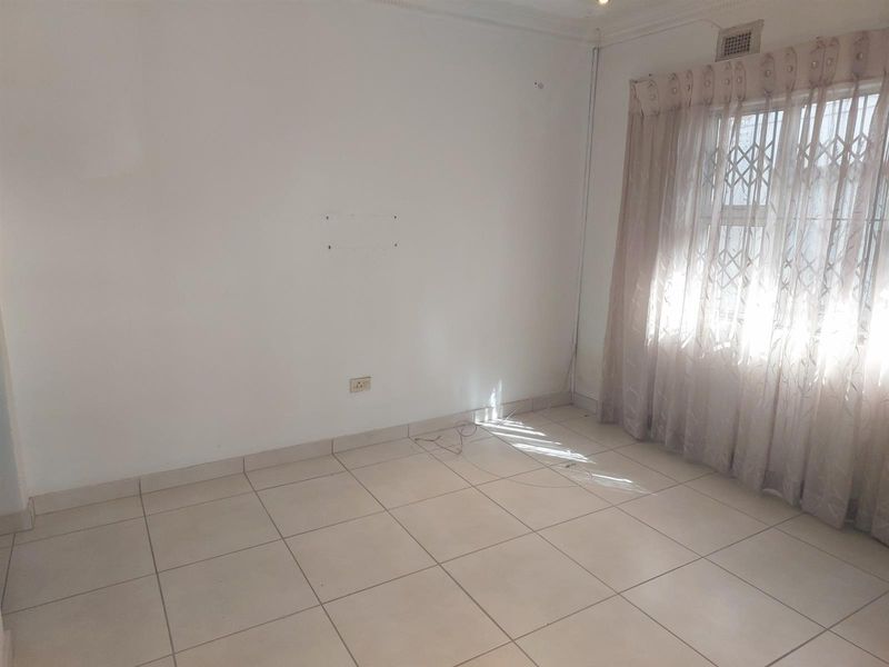 3 Bedroom House For Grabs In Phoenix - Photo 2