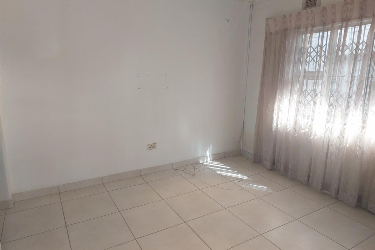 3 Bedroom House For Grabs In Phoenix - Photo 2