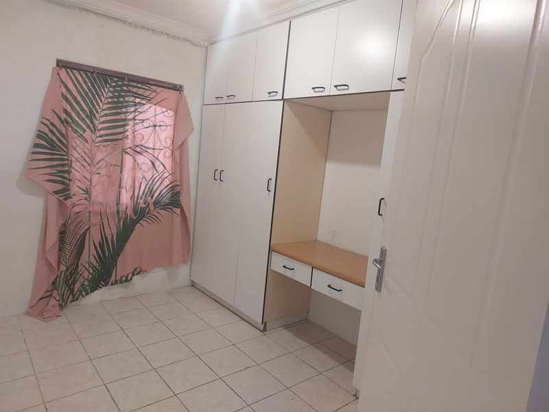 3 Bedroom House For Grabs In Phoenix - Photo 8