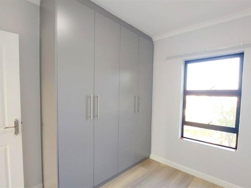 Renovated 2 bedroom apartment for sale in Burgundy Estate, Milnerton - Photo 9