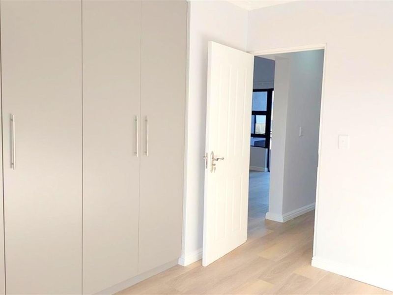 Renovated 2 bedroom apartment for sale in Burgundy Estate, Milnerton - Photo 7