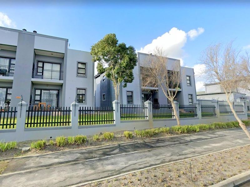 Renovated 2 bedroom apartment for sale in Burgundy Estate, Milnerton - Photo 2