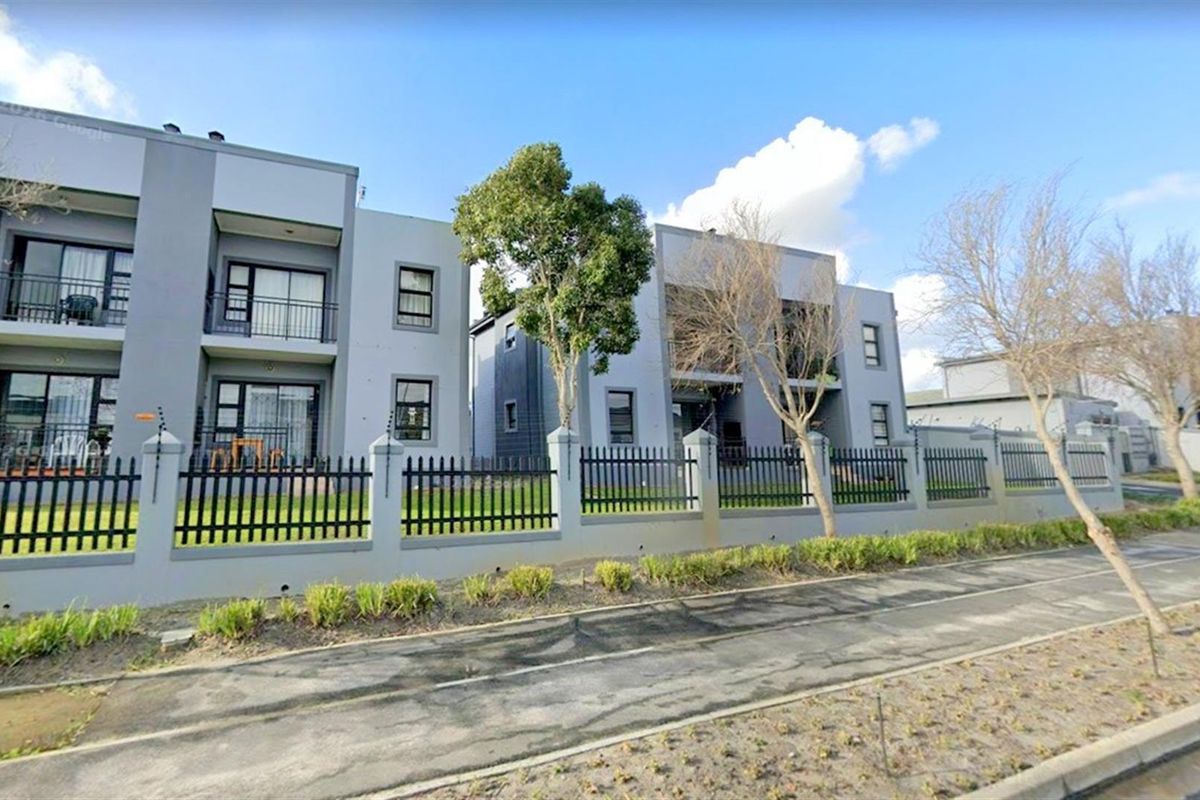 Renovated 2 bedroom apartment for sale in Burgundy Estate, Milnerton - Photo 2