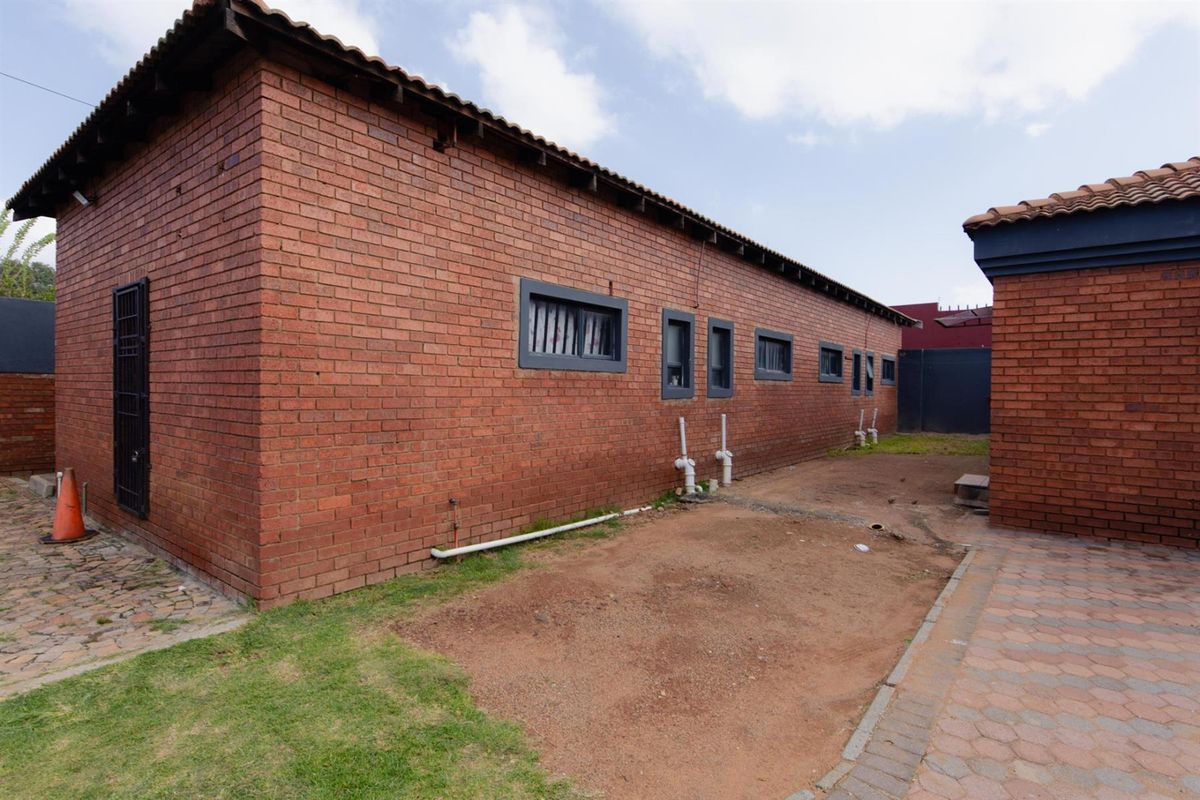 9 Bedroom House For Sale in Toekomsrus, Randfontein - Photo 4