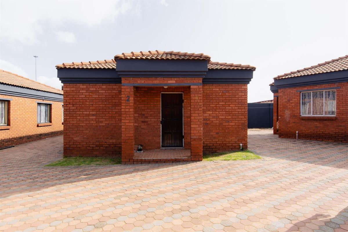 9 Bedroom House For Sale in Toekomsrus, Randfontein - Photo 3