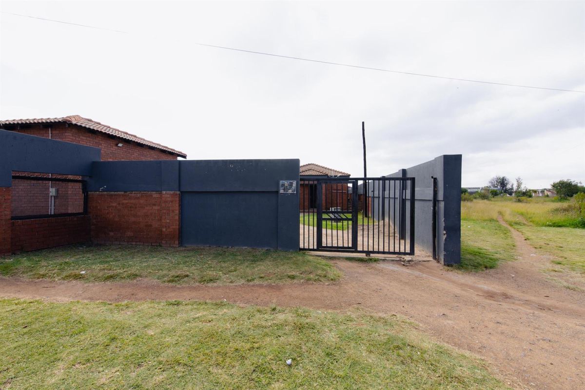 9 Bedroom House For Sale in Toekomsrus, Randfontein - Photo 2