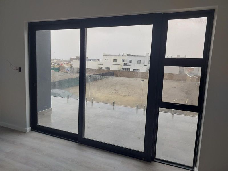 The Last Word in Sandown Luxury: Completion Just Around the Corner. - Photo 8