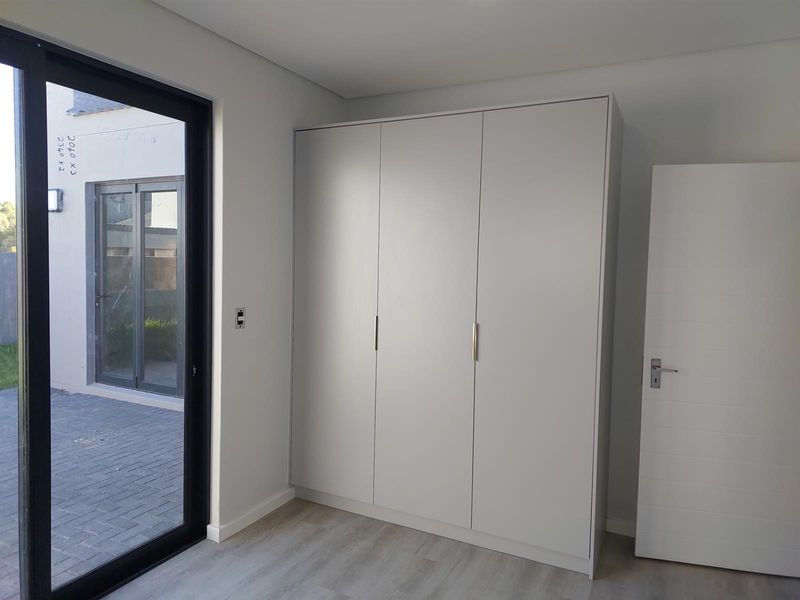 The Last Word in Sandown Luxury: Completion Just Around the Corner. - Photo 9