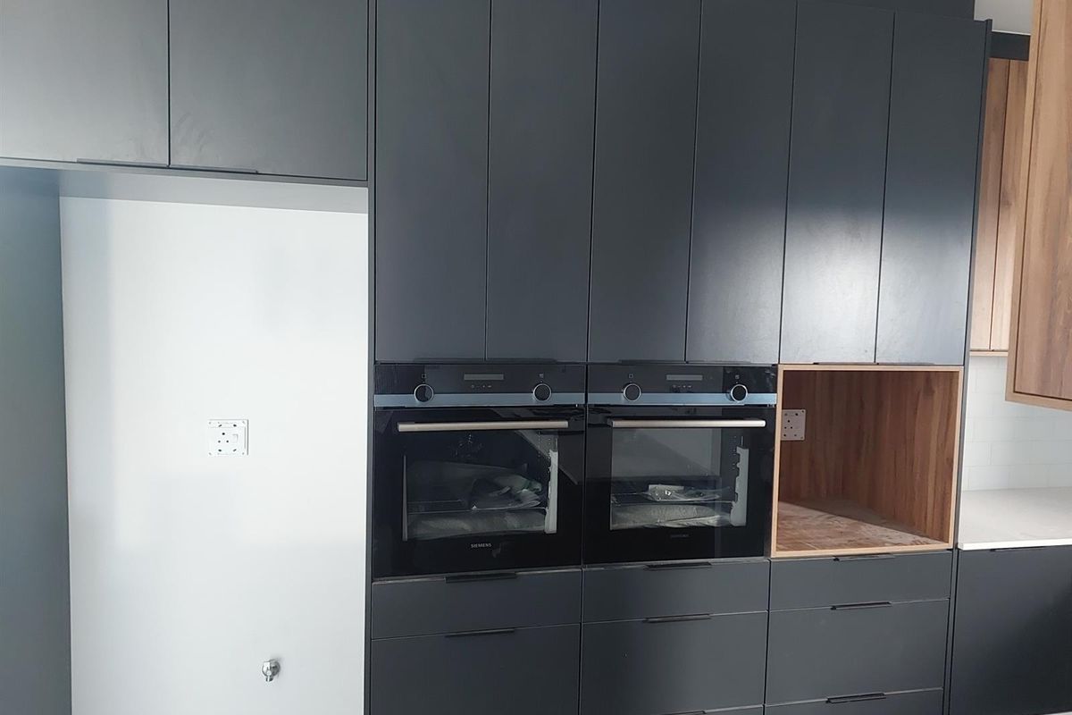 The Last Word in Sandown Luxury: Completion Just Around the Corner. - Photo 5