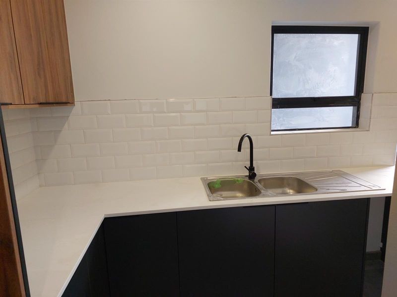 The Last Word in Sandown Luxury: Completion Just Around the Corner. - Photo 6