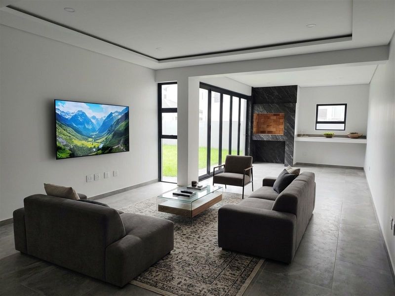 The Last Word in Sandown Luxury: Completion Just Around the Corner. - Photo 2