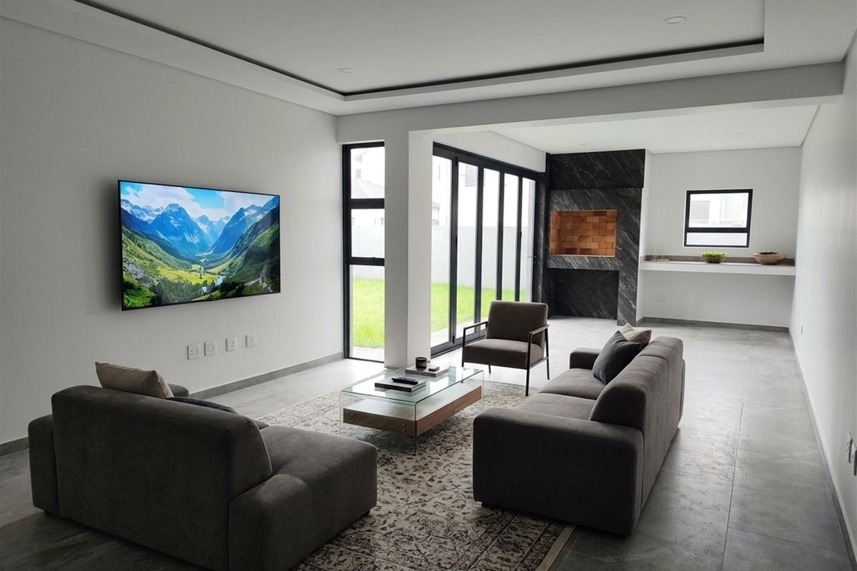 The Last Word in Sandown Luxury: Completion Just Around the Corner. - Photo 2