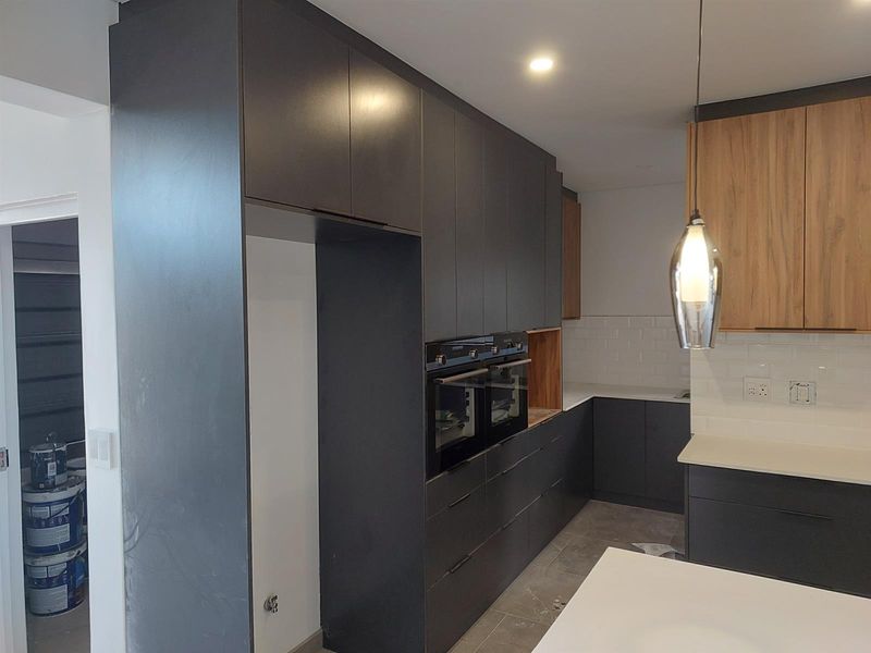 The Last Word in Sandown Luxury: Completion Just Around the Corner. - Photo 4